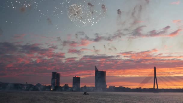 Fogos Artifício Durante Pôr Sol Riga Com Ponte Vanus Letónia — Vídeo de Stock
