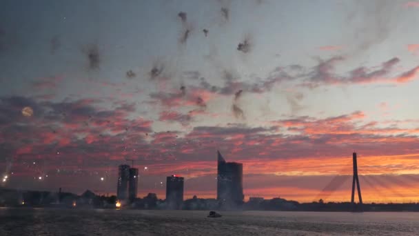 Fogos Artifício Durante Pôr Sol Riga Com Ponte Vanus Letónia — Vídeo de Stock