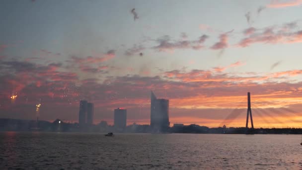 Fuegos Artificiales Atardecer Riga Con Puente Vanus Letonia — Vídeo de stock