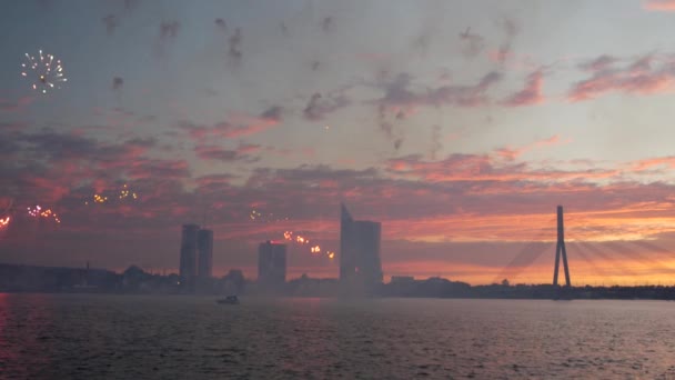 Fogos Artifício Durante Pôr Sol Riga Com Ponte Vanus Letónia — Vídeo de Stock