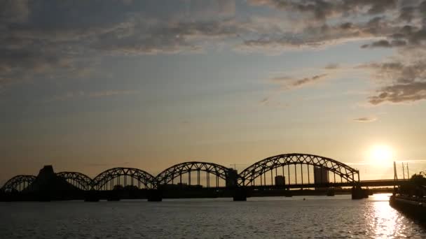 Tijdsverloop Van Spoorbrug Bij Zonsondergang Riga Letland — Stockvideo