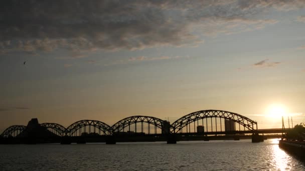 Riga Letonya Gün Batımında Demiryolu Köprüsü — Stok video