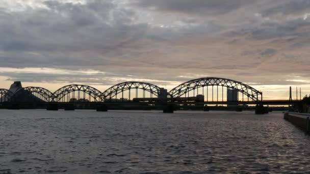 Le pont ferroviaire au coucher du soleil à Riga Lettonie