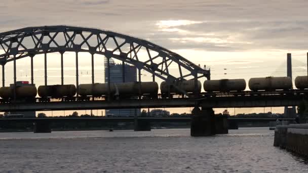 Pont Ferroviaire Avec Train Marchandises Riga Lettonie — Video