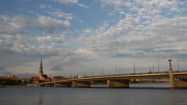 Ponte Pedra Rio Daugava Com Igreja São Pedro Fundo Riga — Vídeo de Stock