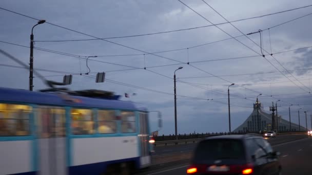 Tram Abend Auf Der Steinernen Brücke — Stockvideo