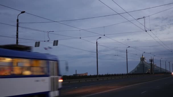 Tranvía Por Noche Puente Piedra Con Biblioteca Nacional Latvia Fondo — Vídeos de Stock