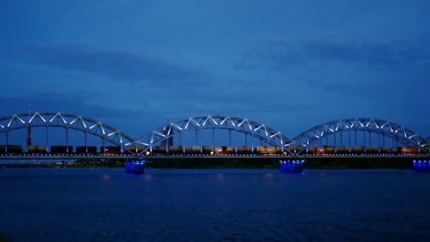 Wieczorem Most Kolejowy Ryga — Wideo stockowe