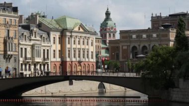 Riksbron, Stockholm 'de arka planda Aziz James Kilisesi olan bir kemer köprüsü.