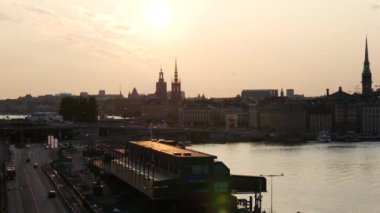 Stockholm 'deki Gamla Stan ve Ridderholmen adalarından gün batımında zaman aşımı