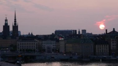Stockholm 'deki Gamla Stan ve Ridderholmen adalarından gün batımında zaman aşımı