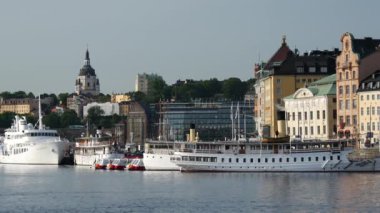 İsveç 'in Stockholm kentindeki Gamla Stan' de tekneler.