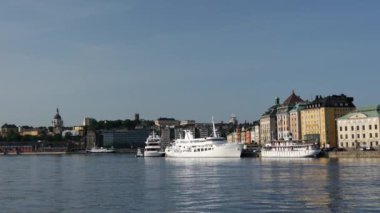 İsveç 'in Stockholm kentindeki Gamla Stan' de tekneler.