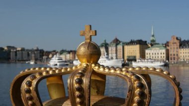 İsveç 'teki Skeppsholmsbron köprüsünden Stockholm' deki Gamla Stan 'e kadar olan altın kraliyet tacına odaklan.