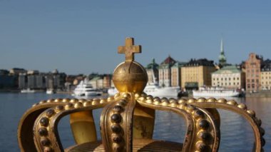 İsveç, Stockholm 'deki Skeppsholmsbron köprüsünde altın bir kraliyet tacı.