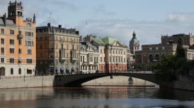Riksbron, Stockholm 'de arka planda Aziz James Kilisesi olan bir kemer köprüsü.