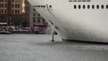 İsveç Stockholm 'deki MSC yolcu gemisinin çapasını yükseltiyorum.