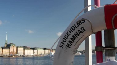 Stockholm kurtarma şamandırası Gamla Stan arka planda eski bir kasaba