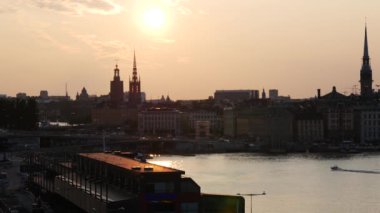 Stockholm 'deki Gamla Stan ve Ridderholmen adalarından gün batımı