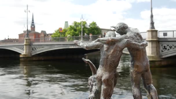 Estatua Con Fondo Puente Vasabron Estocolmo Suecia — Vídeos de Stock