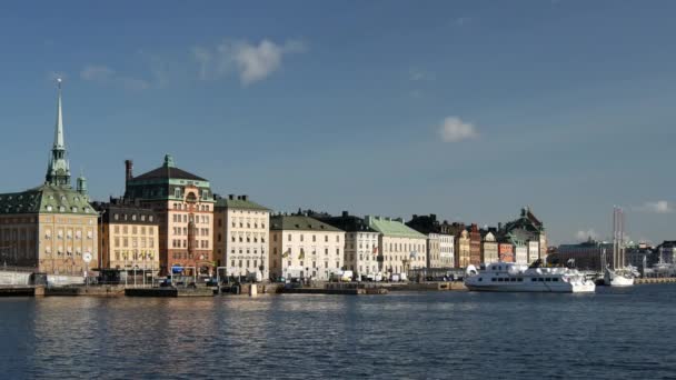 Ferry Llegando Casco Antiguo Gamla Stan Estocolmo Suecia — Vídeos de Stock
