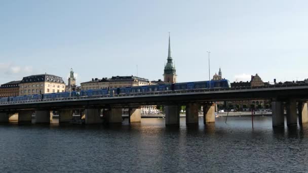 Метро Проходить Повз Острови Гамла Задньому Плані — стокове відео