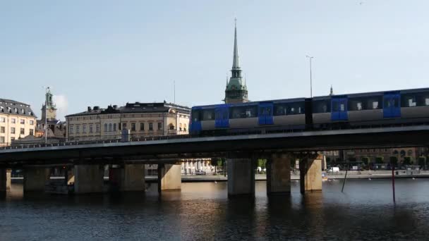 Time Lapse Från Metros Passerar Med Gamla Stan Öar Bakgrunden — Stockvideo