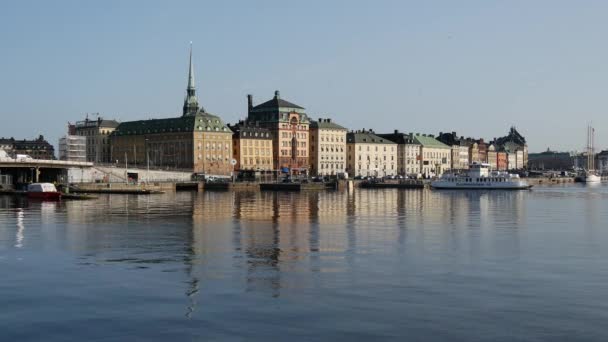 Prom Djurgarden Przybywający Rano Stare Miasto Gamla Stan Sztokholmie Szwecja — Wideo stockowe