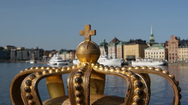Focus Pull Golden Royal Crown Skeppsholmsbron Bridge Gamla Stan Stockholm — Vídeo de Stock