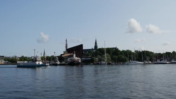 스웨덴 스톡홀름의 박물관 지나가는 여객선 — 비디오
