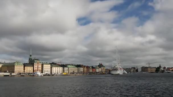 Tijd Verstrijken Van Cruiseschip Wind Surf Aankomst Gamla Stan Stockholm — Stockvideo