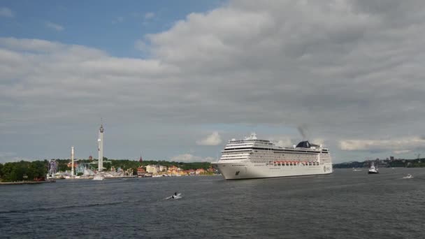 Statek Wycieczkowy Msc Opuszczający Sztokholm Parkiem Rozrywki Gorna Lund Tle — Wideo stockowe