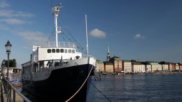 Statek Wycieczkowy Starym Miastem Gamla Stan Sztokholm Tle — Wideo stockowe
