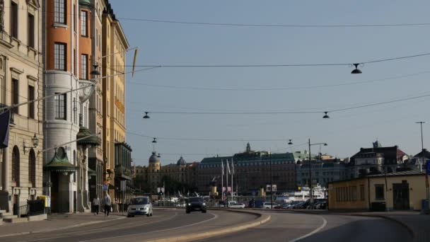 ストックホルムのガンラ スタン旧市街での朝の交通スウェーデン — ストック動画