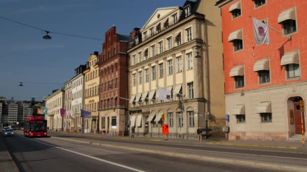 ストックホルムのガンラ スタン旧市街での朝の交通スウェーデン — ストック動画