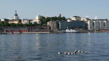 Stockholm, İsveç 'teki Kungstrdgrden' deki Fountain 'dan Saint James Kilisesi' ne odaklan.