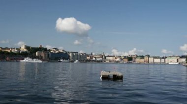 Stockholm, İsveç 'teki Kungstrdgrden' deki Fountain 'dan Saint James Kilisesi' ne odaklan.