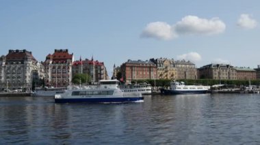Stockholm İsveç 'ten yolcu gemisinin geçtiği klasik binalar.