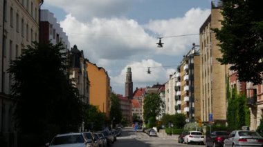 Stockholm, İsveç 'teki Kungstrdgrden' deki Fountain 'dan Saint James Kilisesi' ne odaklan.