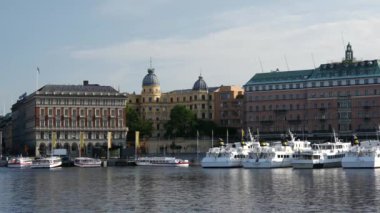 Stockholm şehir merkezindeki gezi tekneleri.