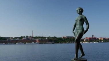 İsveç 'teki Stockholm Belediye Binası' nda kadın heykeli