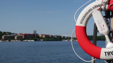 Stockholm, İsveç 'te Sodermalm bölgesinin arka planında kurtarma şamandırası var.