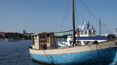 Stockholm İsveç 'te arka planda deniz yolculuğu yapan klasik bir balıkçı gemisi.