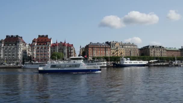 Edifícios Clássicos Com Navio Cruzeiro Passando Por Estocolmo Suécia — Vídeo de Stock