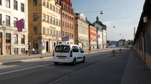 ガンラ スタン旧市街での朝の交通ストックホルムスウェーデン — ストック動画