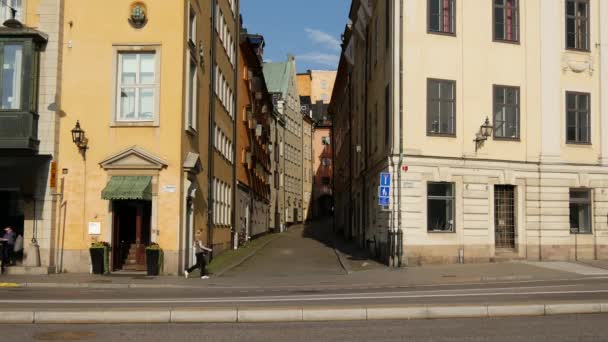 ガンラ スタン旧市街を歩く女 ストックホルムスウェーデン — ストック動画