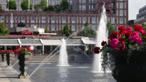 Focus Pull Fountain Kungstrdgrden Saint James Church Inglês Background Estocolmo — Vídeo de Stock