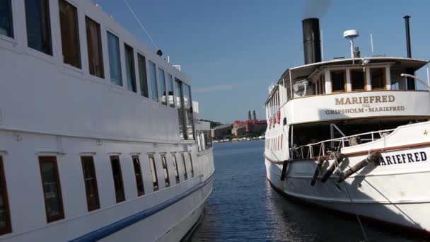 Navios Cruzeiro Lado Câmara Municipal Estocolmo Suécia — Vídeo de Stock