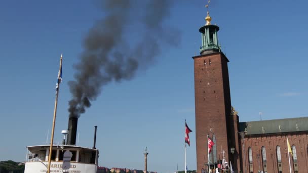Navios Cruzeiro Com Vapor Lado Prefeitura Estocolmo Suécia — Vídeo de Stock