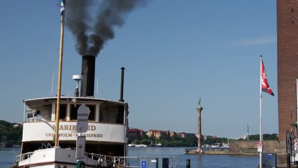 从蒸汽游轮向瑞典斯德哥尔摩市政厅倾斜 — 图库视频影像